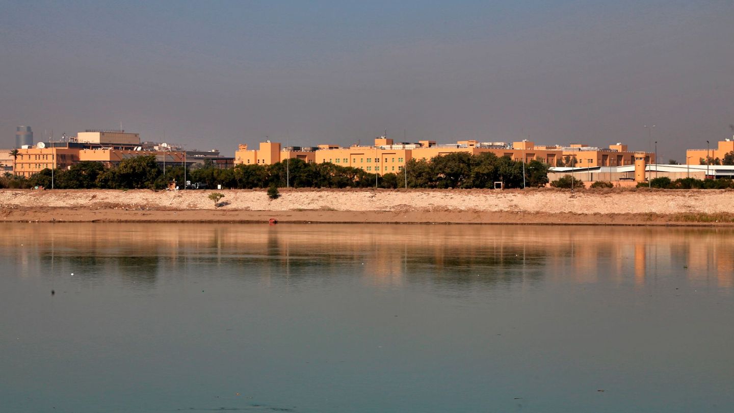 Controversial nuclear program: conflict with Iran? USA reduce embassy staff in Iraq