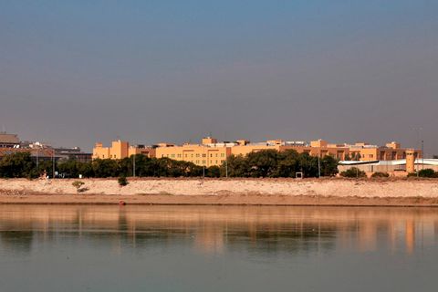 Irak, Bagdad: Die Botschaft der USA spiegelt sich im Wasser des Tigris