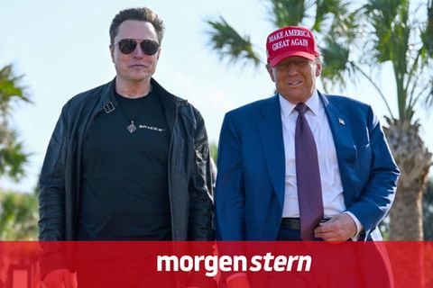 Donald Trump und Elon Musk gehen nebeneinander