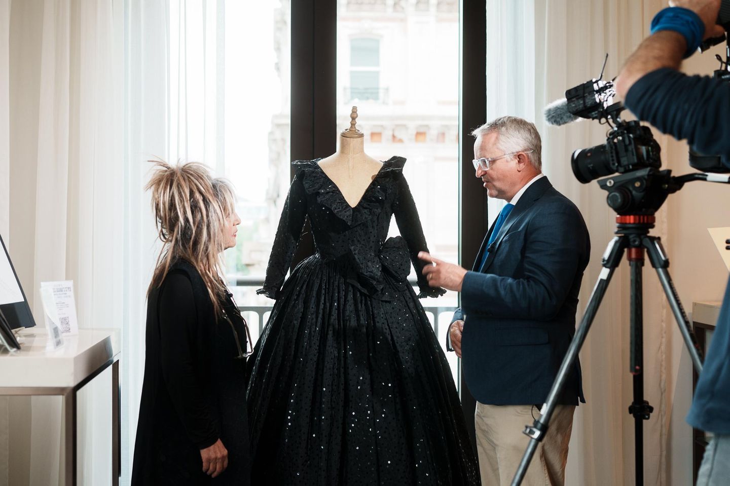 Elizabeth Emmanuel & Simon Vigart  zeigen ein schwarzes Kleid