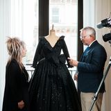 Elizabeth Emmanuel & Simon Vigart  zeigen ein schwarzes Kleid