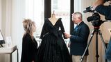Elizabeth Emmanuel & Simon Vigart  zeigen ein schwarzes Kleid
