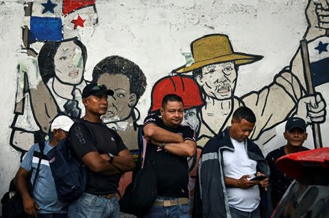 Wartende Bananen-Arbeiter in Panama-Stadt