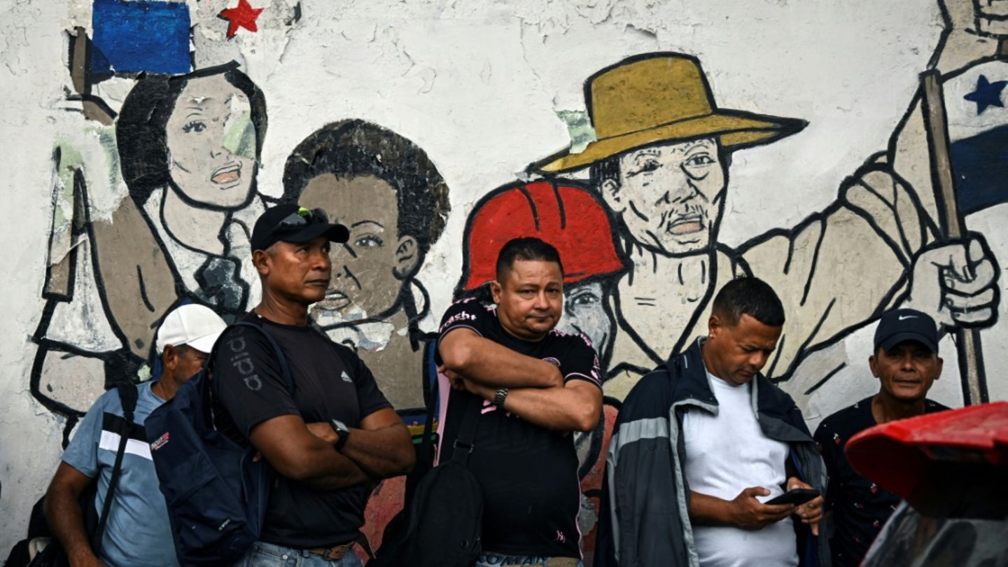 Wartende Bananen-Arbeiter in Panama-Stadt