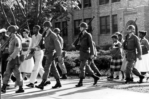 Soldaten der Nationalgarde eskortieren einen schwarzen Schüler aus der Schule in Little Rock