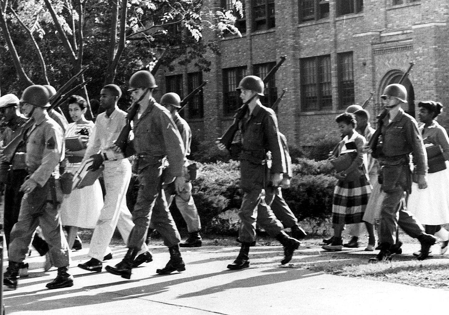 Soldaten der Nationalgarde eskortieren einen schwarzen Schüler aus der Schule in Little Rock