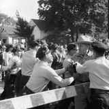 Demonstranten und Polizei in Handgreiflichkeiten