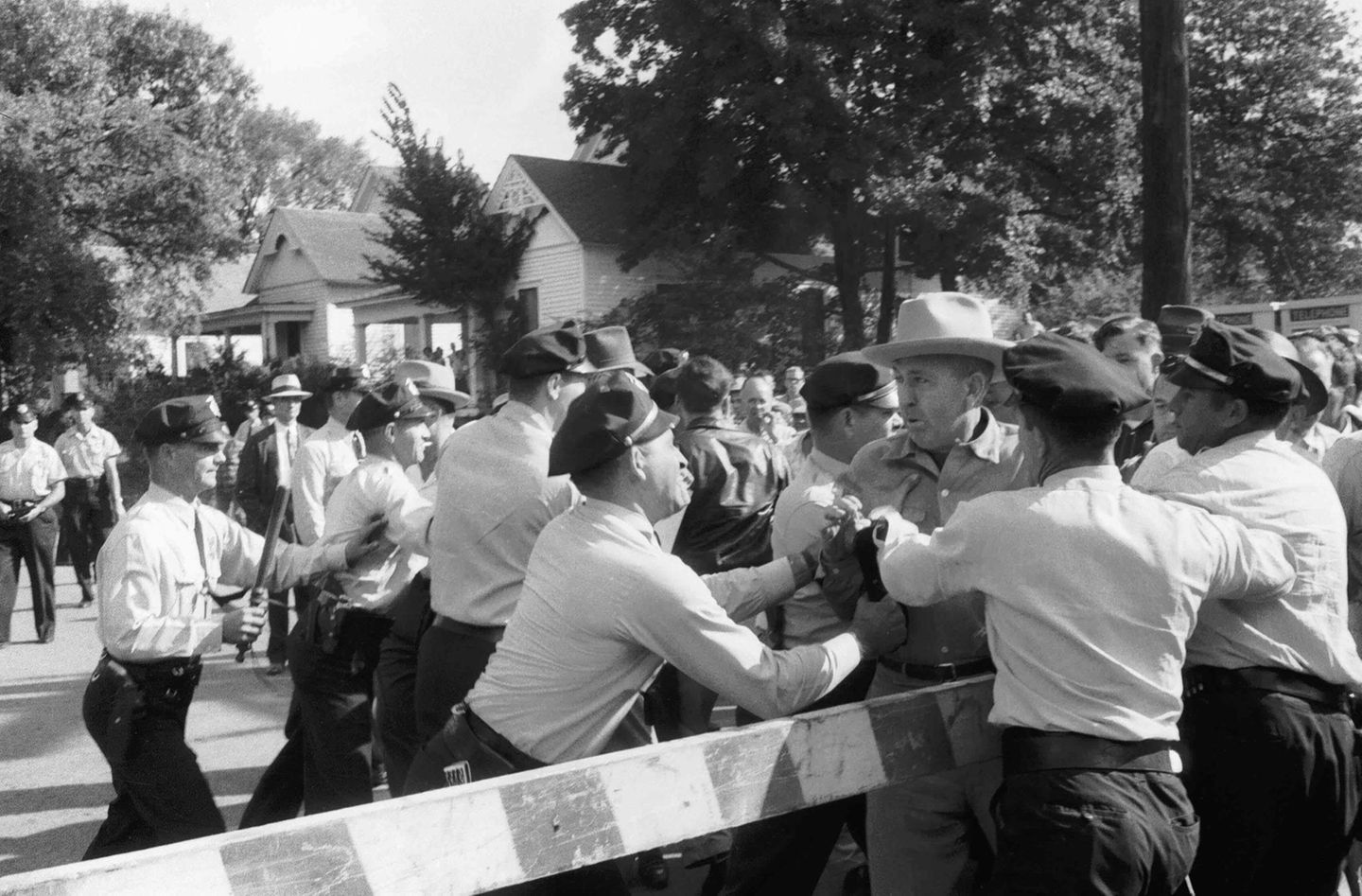 Demonstranten und Polizei in Handgreiflichkeiten