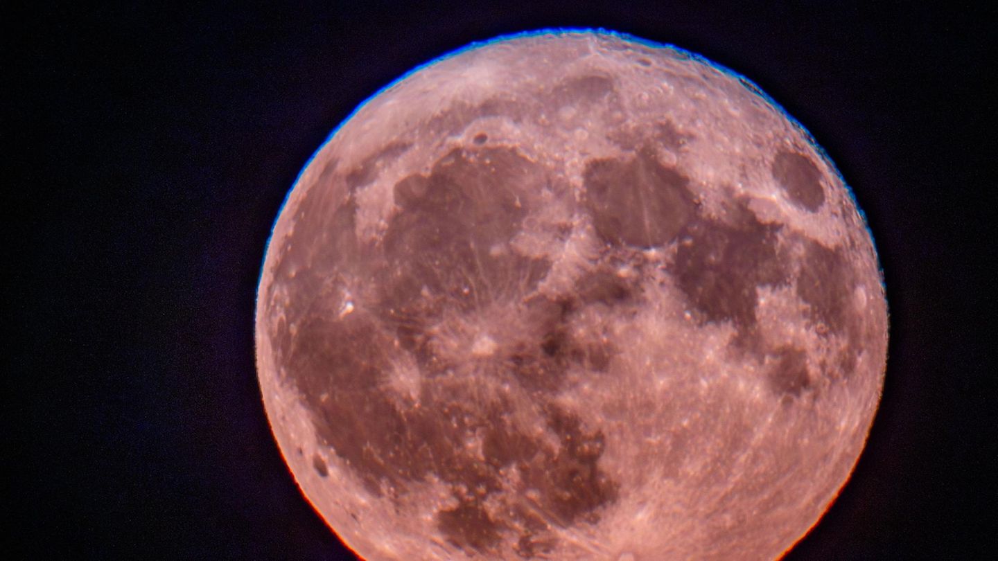 12. Juni: Der Mond ist aufgegangen Schwerin, Deutschland. Der sogenannte Erdbeermond hat in der Nacht über Deutschland für hübsche Bilder gesorgt. Der etwas blassrot wirkende Juni-Vollmond war wie hier in Mecklenburg-Vorpommern auffällig am Nachthimmel zu sehen. Die Bezeichnung stamme aber nicht von der Färbung, sondern von der Erntezeit für Erdbeeren im Juni, erklärte Michael Passarge vom Freundeskreis der Himmelskunde im osthessischen Bad Salzschlirf