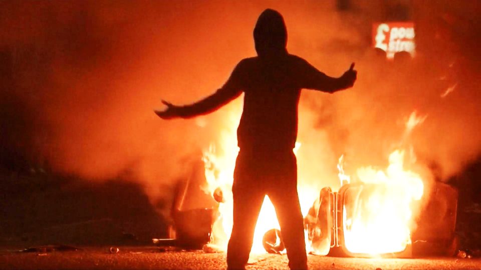 Rassistische Mons zünden Häuser an