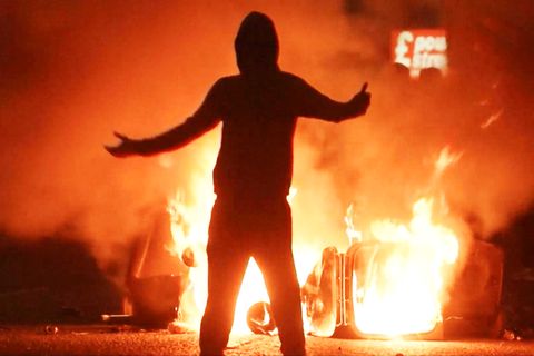 Rassistische Mons zünden Häuser an