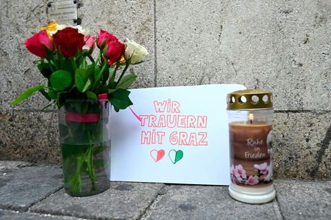 Mit Blumen und einer Kerze wird den Opfern es Amoklaufs von Graz gedacht