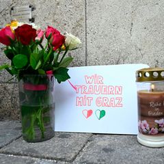 Mit Blumen und einer Kerze wird den Opfern es Amoklaufs von Graz gedacht
