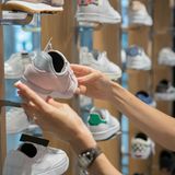 Der süddeutsche Schuhhändler Schuh Graf hat im Juni 2025 ein Insolvenzverfahren in Eigenverwaltung eingeleitet. Das Familienunternehmen betreibt in Baden-Württemberg 27 Geschäfte unter den Namen Schuh-Mann und Quick Schuh und beschäftigt 160 Mitarbeiter. Die Läden bleiben weiter geöffnet, unrentable Filialen könnten aber geschlossen werden. Das 1938 in Stuttgart gegründete Unternehmen versucht nun, ein tragfähiges Sanierungskonzept zu entwickeln. Als Gründe für die wirtschaftlichen Schwierigkeiten nennt Schuh Graf die schwache Konjunktur, den Trend zum Onlinehandel und die Kaufzurückhaltung der Kunden (Symbolbild)