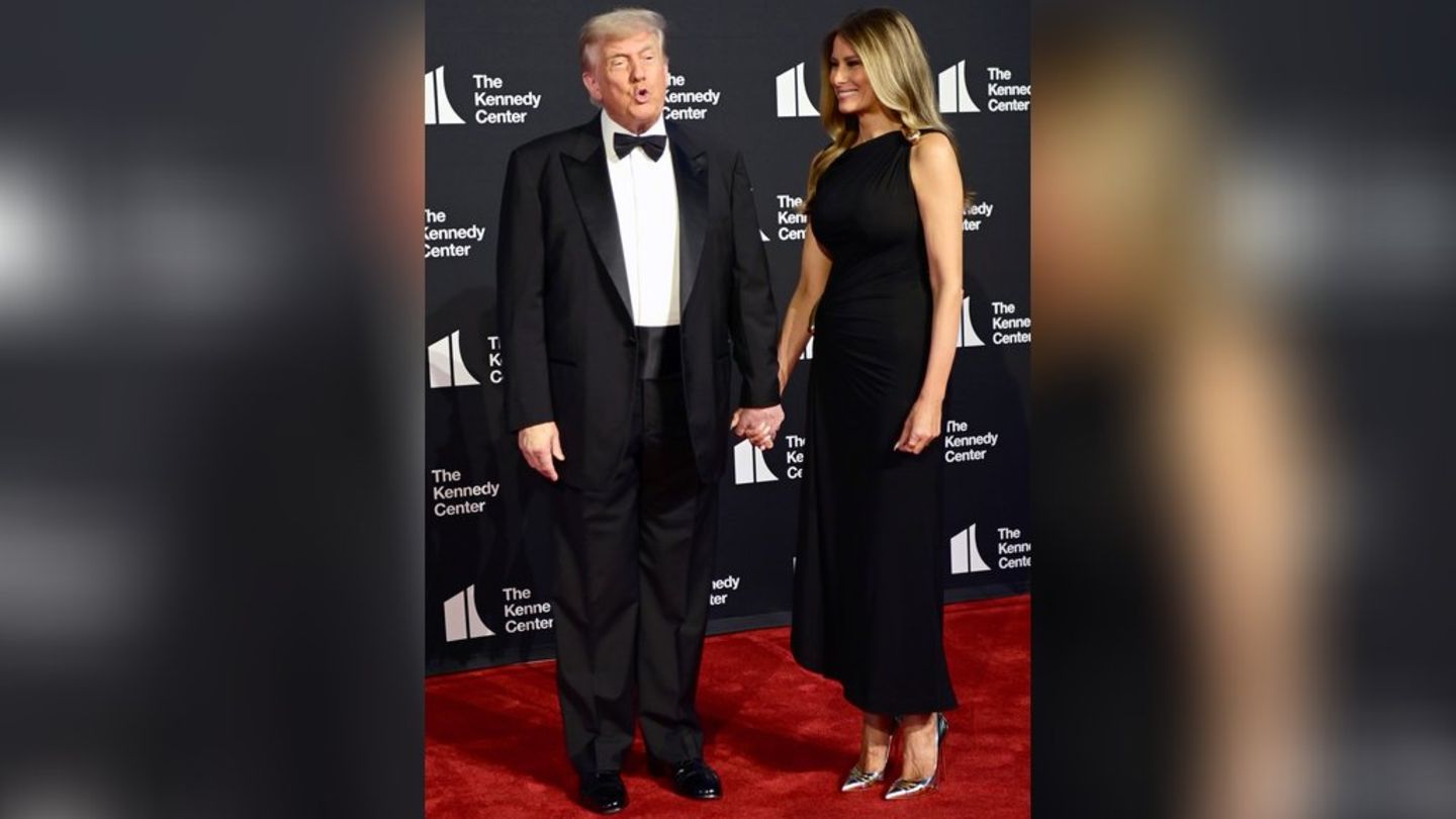In the Kennedy Center: Buasting for Donald and Melania Trump