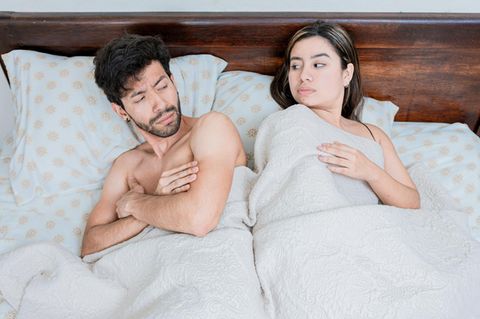Frau ist genervt von Mann und seiner Affäre