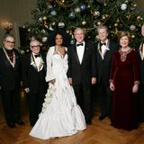 Brian Wilson mit George W. Bush vor dem Weihnachtsbaum als Preisträger der Kennedy Center Honors Gala