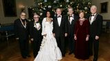 Brian Wilson mit George W. Bush vor dem Weihnachtsbaum als Preisträger der Kennedy Center Honors Gala
