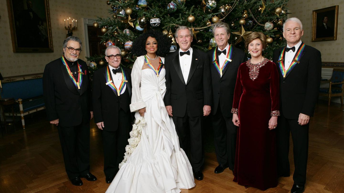 Brian Wilson mit George W. Bush vor dem Weihnachtsbaum als Preisträger der Kennedy Center Honors Gala