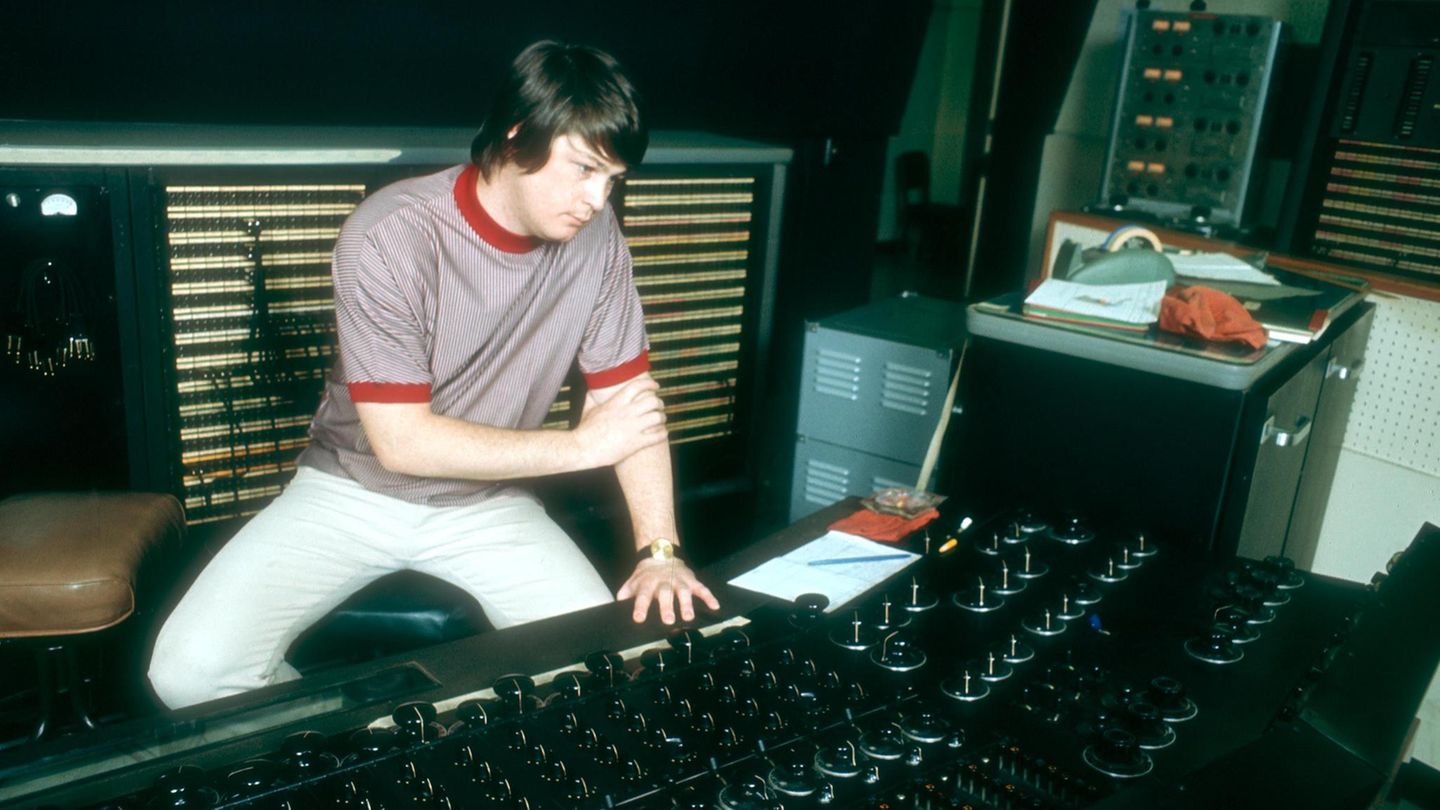 Brian Wilson sitzt am Mischpult im Studio bei den Aufnahmen von "Pet Sounds"