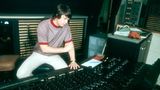 Brian Wilson sitzt am Mischpult im Studio bei den Aufnahmen von "Pet Sounds"