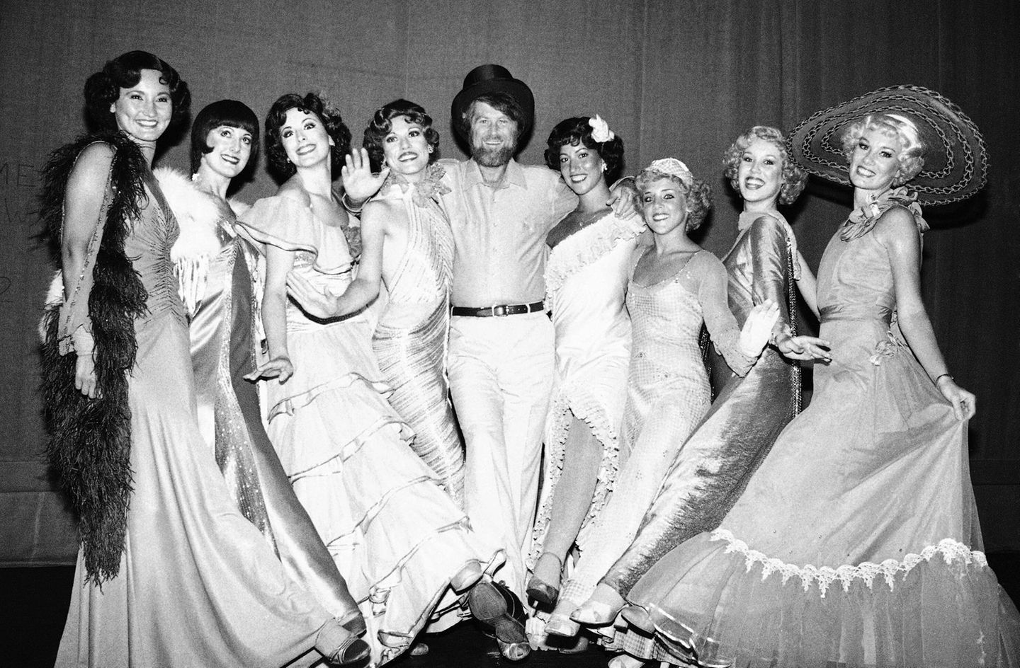 Brian Wilson am Broadway mit der Chorus-Line des Musicals "42nd Street"