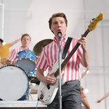 Paul Dano als Brian Wilson im getreiften Hemd und mit Gitarre im Film "Love&Mercy"