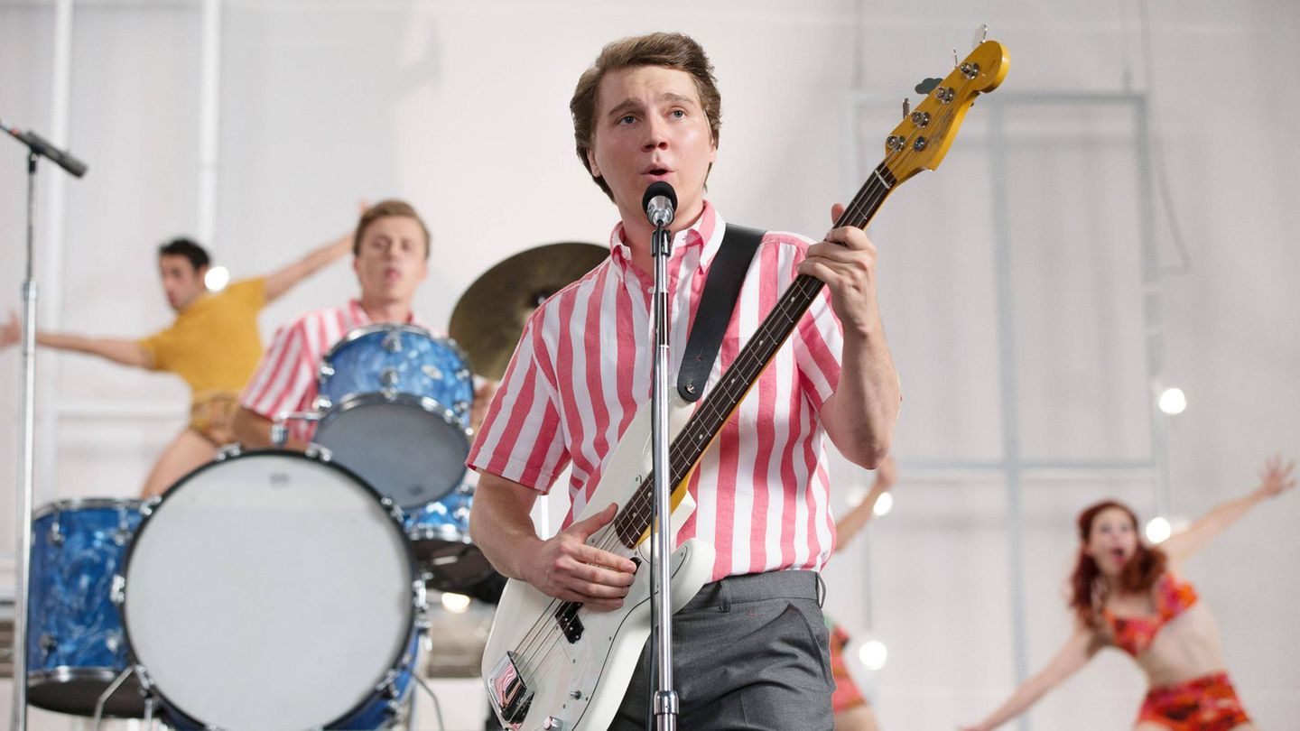 Paul Dano als Brian Wilson im getreiften Hemd und mit Gitarre im Film "Love&Mercy"