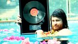 Brian Wilson im Pool mit der goldenen Schalplatte für das "The Beach Boys"-Album "Endless Summer"