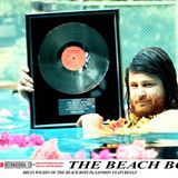 Brian Wilson im Pool mit der goldenen Schalplatte für das "The Beach Boys"-Album "Endless Summer"