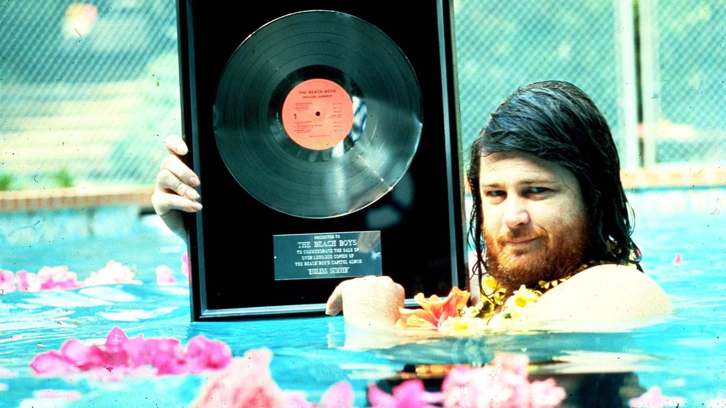 Brian Wilson im Pool mit der goldenen Schalplatte für das "The Beach Boys"-Album "Endless Summer"