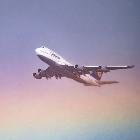 Ein Flugzeug am Abendhimmel