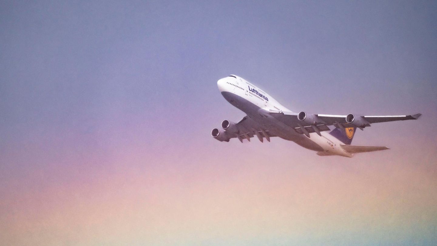 Ein Flugzeug am Abendhimmel