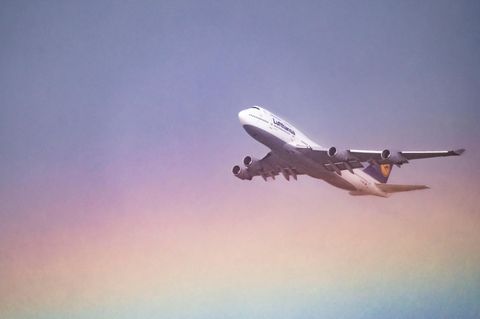 Ein Flugzeug am Abendhimmel