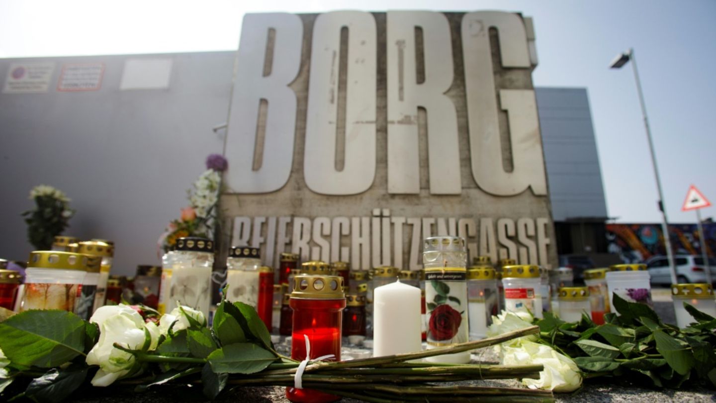 Blumen und Kerzen vor dem Tatort in Graz