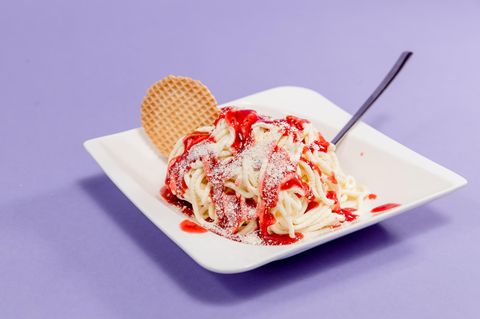 Sie hätte wohl besser die Kinderportion genommen, dachte unsere Autorin in einem Hamburger Eis-Café