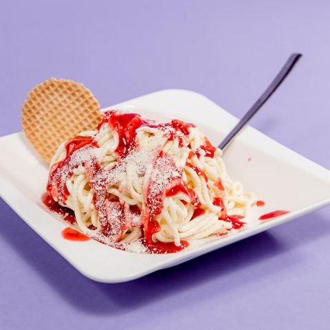 Sie hätte wohl besser die Kinderportion genommen, dachte unsere Autorin in einem Hamburger Eis-Café