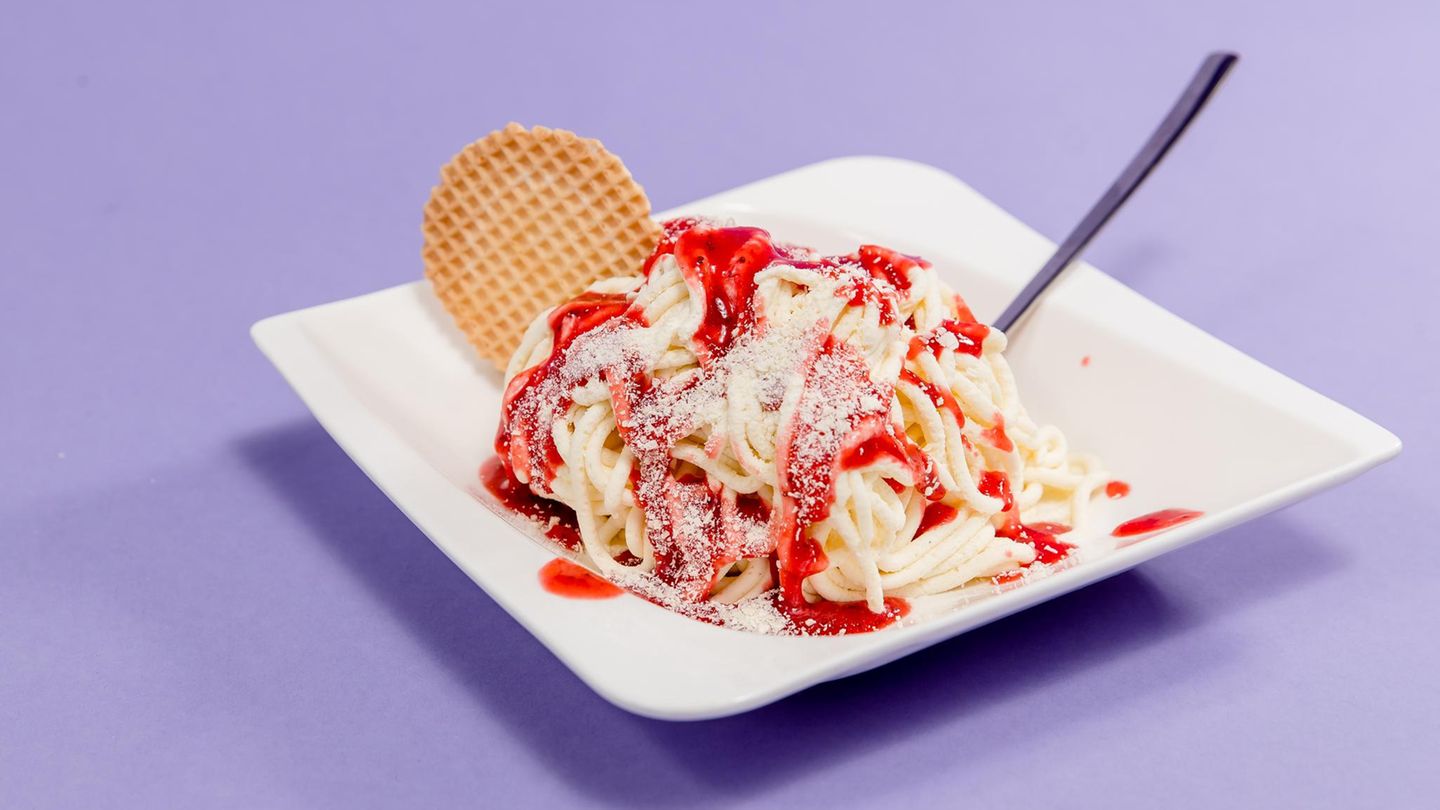 Sie hätte wohl besser die Kinderportion genommen, dachte unsere Autorin in einem Hamburger Eis-Café
