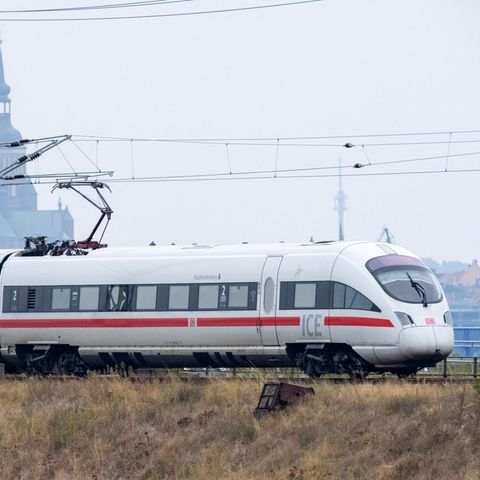 Ein ICE der Deutschen Bahn in Mecklenburg-Vorpommern