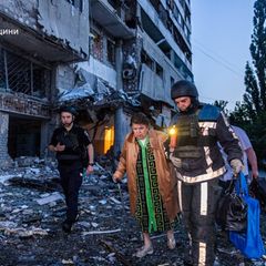 Helfer evakuieren eine Frau nach einem russischen Luftangriff auf Charkiw am frühen Donnerstagmorgen