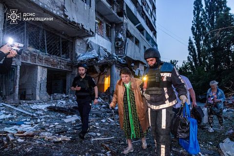 Helfer evakuieren eine Frau nach einem russischen Luftangriff auf Charkiw am frühen Donnerstagmorgen