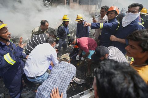 Rettungskräfte arbeiten an der Absturzstelle eines Flugzeugs der Air India in der Stadt Ahmedabad, Indien