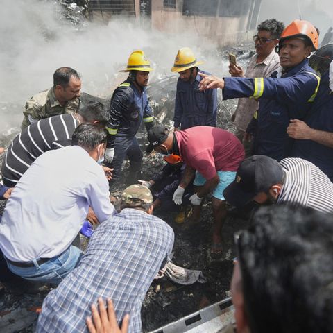 Rettungskräfte arbeiten an der Absturzstelle eines Flugzeugs der Air India in der Stadt Ahmedabad, Indien