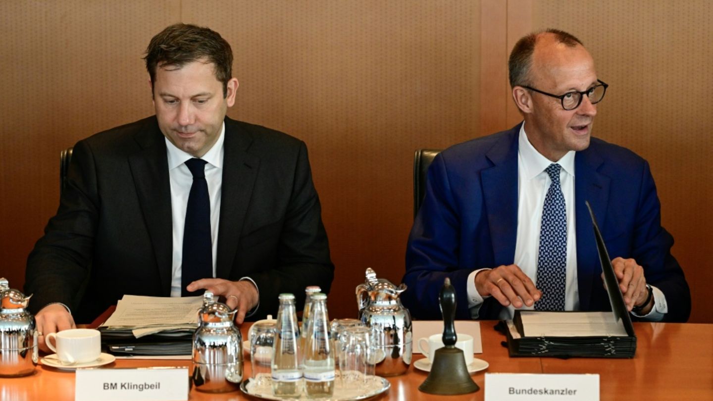 Kanzler Merz (r.) und Vizekanzler Klingbeil (l.)