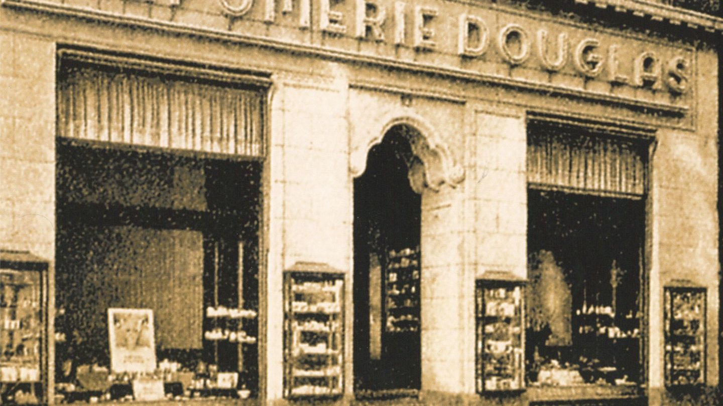 Außenansicht der ersten „Parfümerie Douglas“ im Jahr 1936 am Neuen Wall 5