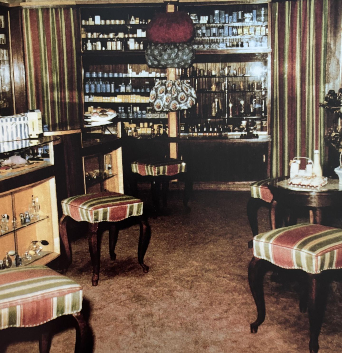 Verkaufsräume der „Parfümerie Douglas“, ca. 1953