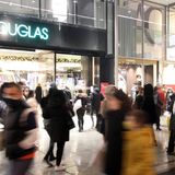 Der Fortschritt im Online-Handel hilft Douglas während der Corona-Lockdowns im Vergleich zu anderen Händlern. Die damalige Geschäftsführerin macht während der Pandemie von sich reden: Tina Müller fordert, dass Douglas als Drogerie (statt als Parfümerie) gelten soll und deshalb, wie zum Beispiel Konkurrent Müller, offen bleiben darf