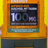 Eine Flasche mit Duschgel, die vollständig aus recyceltem Plastik hergestellt wurde