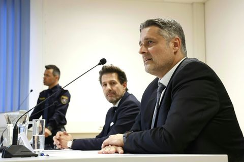 Ermittlungschef Michael Lohnegger (vorn) und Staatsanwalt Arnulf Rumpold (M.)