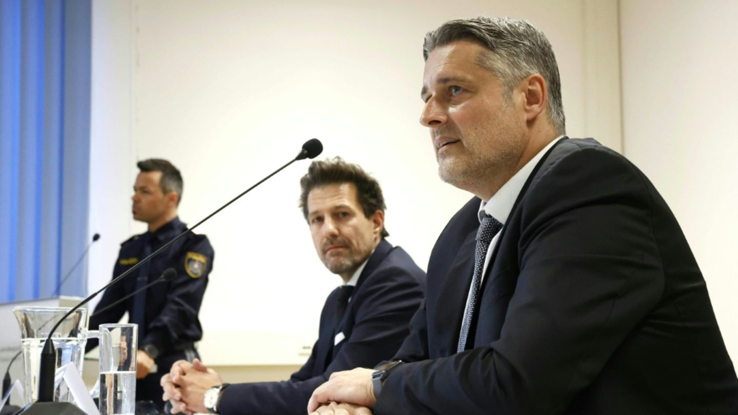Ermittlungschef Michael Lohnegger (vorn) und Staatsanwalt Arnulf Rumpold (M.)